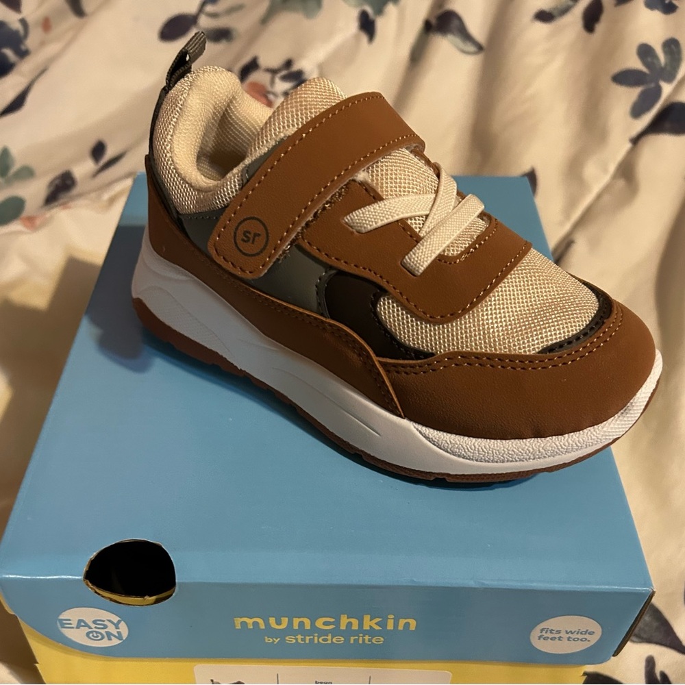 Little kids toddler size 10 stride rite munchkin shoes